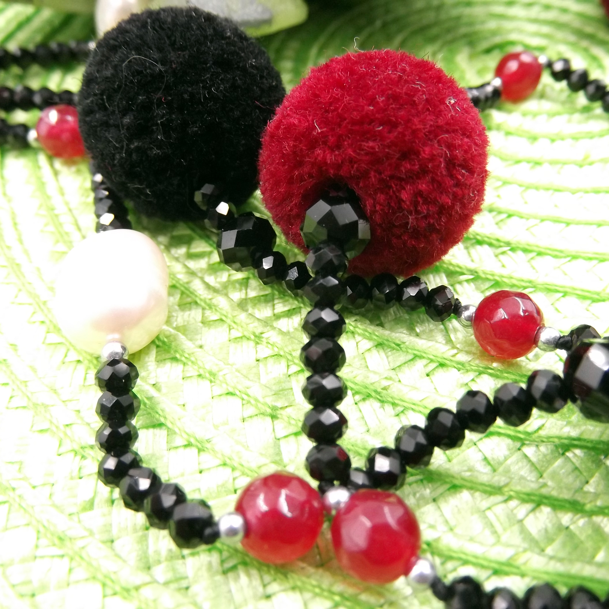 Collana lunga donna con agata, perle barocche e pom pom lana nero e bordeaux 